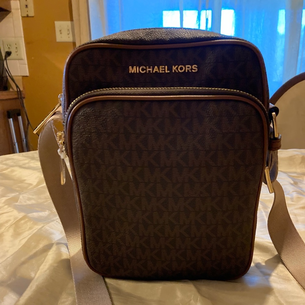 EUC, Michael Kors Crossbody, Carried 2 times, Very cute, large zip pocket on